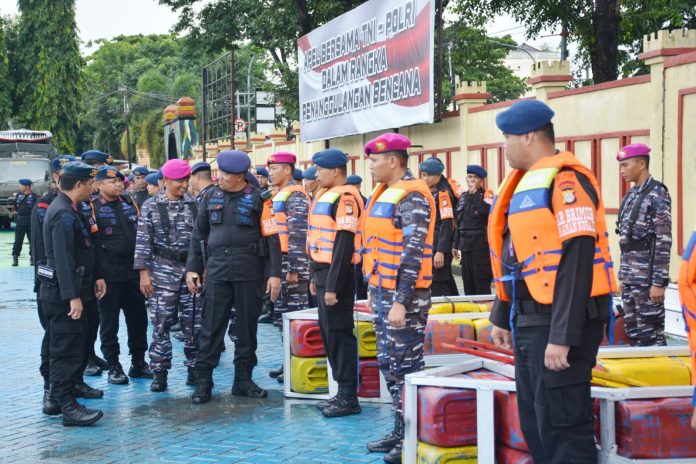 FOTO: Batalyon Marinir Pertahanan Pangkalan (Yonmarhanlan) VI Makassar mengikuti Apel Bersama Siaga Bencana Alam TNI-POLRI di Mako Satbrimob Batalyon 