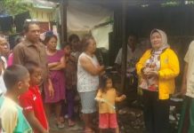 Jumat Barokah Sudah Jadi Agenda Rutin, Pimcam Ujung Pandang Bagi Sembako dan Makanan Siap Saji ke Korban Terdampak Banjir FOTO: Suwarni Saharuddin Pimcam Ujung Pandang saat melaksanakan kegiatan Jumat Barakah di Dapil 1 Kota Makassar. Jumat (17/2)