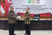 Pemerintah Provinsi Kalimantan Timur Siap Mendukung dan Menyukseskan Pemilu Serentak 2024 FOTO: Wakil Ketua Komisi II DPR RI, Yanuar Prihatin dan Staf Ahli Gubernur Kaltim Bidang Sumber Daya Alam, Perekonomian Daerah dan Kesejahteraan Rakyat, Christianus Benny. (Foto: Humas Setkab/Deni)