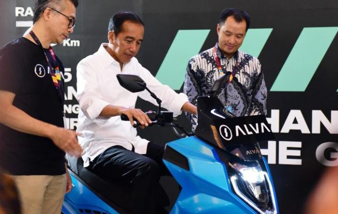 FOTO: Presiden Jokowi saat membuka Pameran Otomotif IIMS Tahun 2023 di JIEXPO, Convention Center and Theater, Jakarta, Kamis (16/02/2023) pagi. (Foto: Humas Setkab/Rahmat)