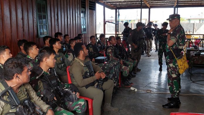 FOTO: Danrem 172/PWY Brigjen TNI J.O. Sembiring Dankolakops saat memberikan arahan kepada Tim gabungan TNI-Polri dalam upaya pembebasan Pilot Susi Air