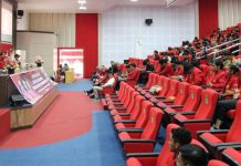 Lantik Pengurus Lembaga Kemahasiswaan Fakultas Hukum Unhas, Prof Hamzah: Mahasiswa Pilar Utama dari Civitas Akademika FOTO: Pelantikan sejumlah lembaga kemahasiswaan di lingkup Fakultas Hukum Universitas Hasanuddin Makassar di di baruga Prof Baharuddin Lopa. Sabtu, (18/2).