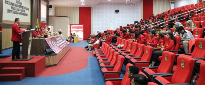 FOTO: Pelantikan sejumlah lembaga kemahasiswaan di lingkup Fakultas Hukum Universitas Hasanuddin Makassar di di baruga Prof Baharuddin Lopa. Sabtu, (18/2).