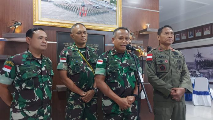 FOTO: Pangdam Cenderawasih Mayjen TNI. Muhammad Saleh Mustafa, Kamis sore (16/02/2023) telah menunjuk Danrem 172/PWY Brigjen TNI J.O. Sembiring sebagai Dankolakops TNI dalam upaya pembebasan Pilot Susi Air dari tangan KST Pimpinan Egianus Kogoya, di Kabupaten Nduga, Provinsi Papua Pegunungan.