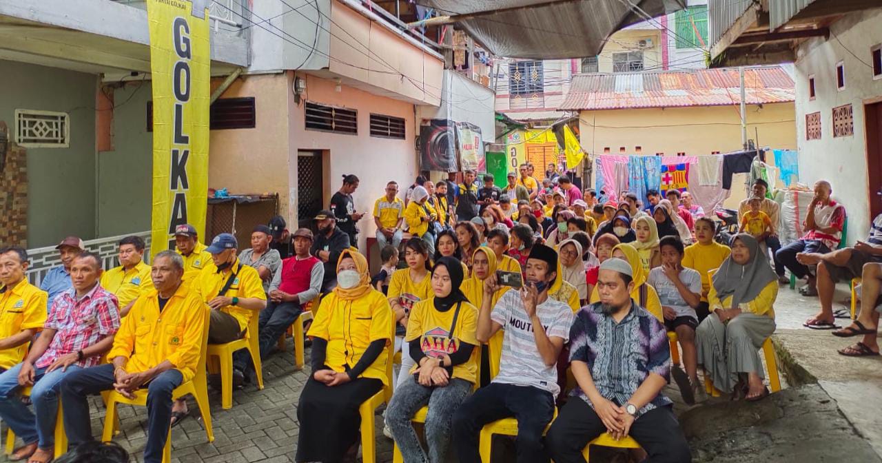 FOTO: Pengurus Pimcam, Pimlur dan Warga Melayu Baru saat menghadiri kegiatan roadshow Ketua DPD Partai Golkar kota Makassar. Sabtu (18/2)