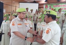 PPM Tana Toraja Resmi Dilantik, Prof Sukardi Weda Bacakan Sejarah Berdirinya Organisasi Keluarga Pejuang Kemerdekan RI FOTO: Sekertaris PD PPM Sulsel Dr. Iqbal S. Suhaeb, S.E., M.T. menyerah tongkat komando kepada Samuel Tandirerung, S.H., M.H., Ketua PC PPM Tana Toraja di Aula Graha Raf Pantan Makale Tana Toraja, Sabtu (18/2/2023).