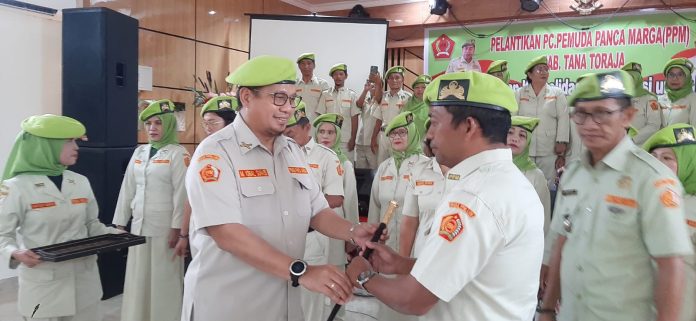 FOTO: Sekertaris PD PPM Sulsel Dr. Iqbal S. Suhaeb, S.E., M.T. menyerah tongkat komando kepada Samuel Tandirerung, S.H., M.H., Ketua PC PPM Tana Toraja di Aula Graha Raf Pantan Makale Tana Toraja, Sabtu (18/2/2023).