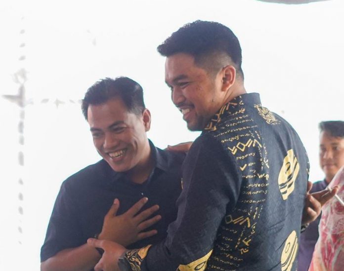 FOTO: Kiri Muh. Irpan Ketua Sahabat Airlangga Hartarto Enrekang saat bersama Juru bicara DPD Partai Golkar Sulsel, Zulham Arief di acara pernikahan. Sabtu (18/2)