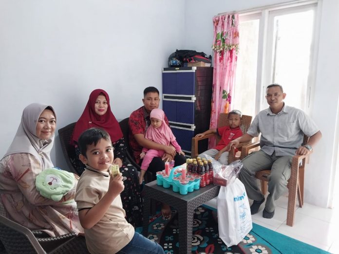 FOTO: Letda Marinir Muhammad Anas beserta istri melakukan Anjangsana ke rumah salah satu prajuritnya yakni Sertu Rum Suardi (Bintara Kesehatan-Bakes) yang berloksi di Perumahan Pandawa 5 Regency Blok M No.9 Panciro, Kecamatan Bajeng, Kabubaten Gowa. Sabtu (18/02/2023).