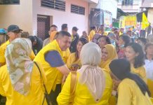 Roadshow Appi di Melayu Baru, Pimcam Wajo: Sekretariat Pimlur Ujung Tombak Pemenang Partai Golkar FOTO: Ketua DPD Partai Golkar Makassar, Munafri Arifuddin saat diterima pimpinan dan pengurus Pimcam di sekretariat Pimlur di kelurahan Melayu Baru di Jalan Ternate Nomor 4, Kecamatan Wajo, Makassar. Sabtu (18/2).
