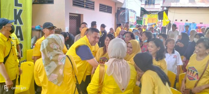 FOTO: Ketua DPD Partai Golkar Makassar, Munafri Arifuddin saat diterima pimpinan dan pengurus Pimcam di sekretariat Pimlur di kelurahan Melayu Baru di Jalan Ternate Nomor 4, Kecamatan Wajo, Makassar. Sabtu (18/2).