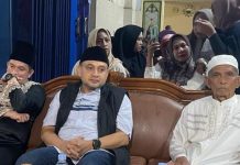 Hadiri Tahlilan Tokoh Masyarakat Ujung Tanah, Appi: Semasa Hidupnya, Haji Bachtiar Sangat Dermawan FOTO: Ketua DPD Partai Golkar Kota Makassar H. Munafri Arifuddin, SH saat menghadiri tausia hari ke 40 atas wafatnya tokoh masyarakat Ujung Tanah, H. Bachtiar. Sabtu malam (18/2)