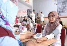 Pasca Banjir, DPC Partai Gerindra Makassar Lakukan Pemeriksaan Kesehatan Gratis dan Donor Darah FOTO: Warga kota Makassar saat diperiksa kesehatannya oleh tim medis di Sekretariat DPC Partai Gerindra Makassar Minggu (19/2/2023).