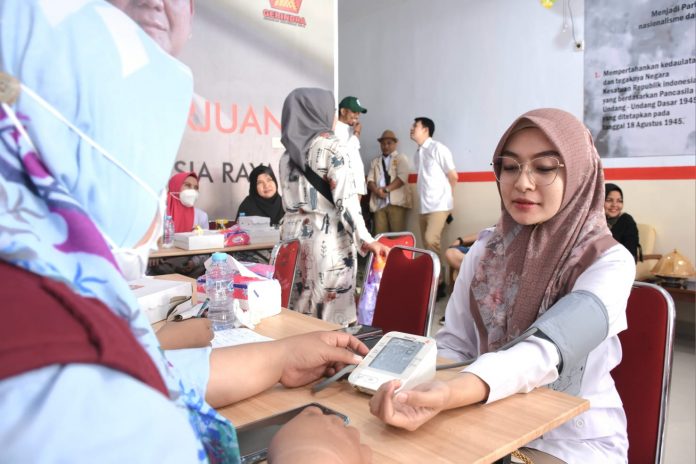 FOTO: Warga kota Makassar saat diperiksa kesehatannya oleh tim medis di Sekretariat DPC Partai Gerindra Makassar Minggu (19/2/2023).