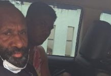 Sempat Melarikan Diri ke PNG, KPK Akhirnya Tangkap Bupati Mamberamo Tengah FOTO: Kiri, Bupati Mamberamo Tengah, Ricky Ham Pagawak saat diamankan oleh Pihak KPK di Abepura, Kota Jayapura, Provinsi Papua.