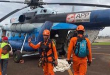 Terkendala Cuaca, Evakuasi Ditunda, Kapolda Jambi Alami Patah Tangan Foto: Tim SAR Saat Menuju Lokasi Evakuasi Helikopter yang Mendarat Darurat di Kerinci /Tim SAR/