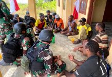 Situasi semakin aman, Warga Mulai Kembali Ke Distrik Suru-suru FOTO: Danpos Satgas Yonif R 600/Modang bersama warga Distrik Suru-suru, DEKAI, Papua.