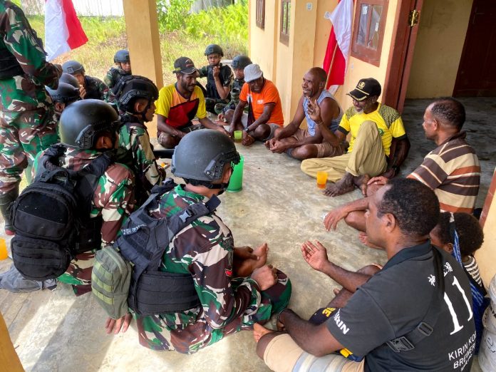 FOTO: Danpos Satgas Yonif R 600/Modang bersama warga Distrik Suru-suru, DEKAI, Papua.