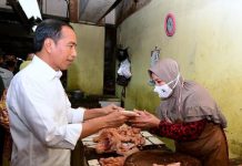 Presiden Jokowi Cek Harga Bahan Pangan di Pasar Wonokromo FOTO: Presiden Jokowi saat mengunjungi Pasar Wonokromo, Kota Surabaya, Provinsi Jawa Timur, pada Sabtu (18/02/2023). (Foto: BPMI Setpres/Muchlis Jr)