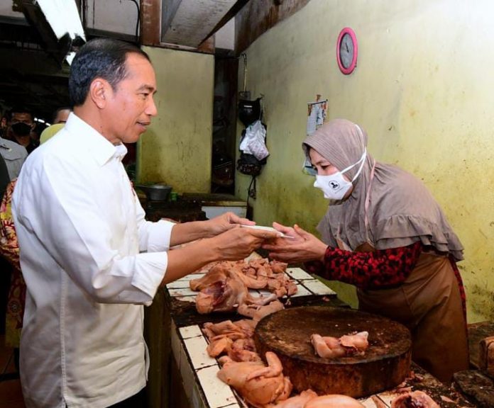 FOTO: Presiden Jokowi saat mengunjungi Pasar Wonokromo, Kota Surabaya, Provinsi Jawa Timur, pada Sabtu (18/02/2023). (Foto: BPMI Setpres/Muchlis Jr)