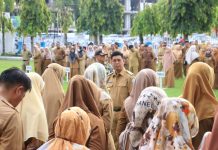 Terlambat dan Tidak Hadir Pekan Lalu, Peserta Apel Bikin Barisan Tersendiri FOTO: Wakil bupati Bulukumba Andi Edy Manaf saat memeriksa barisan ASN yang terlambat dan tidak hadir saat Apel pekan lalu di lapangan kantor bupati.