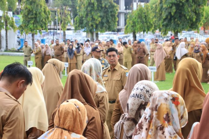 FOTO: Wakil bupati Bulukumba Andi Edy Manaf saat memeriksa barisan ASN yang terlambat dan tidak hadir saat Apel pekan lalu di lapangan kantor bupati.