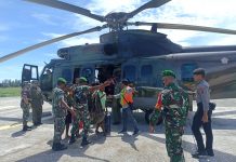 Teror KST Masih Berlanjut, Tim Gabungan TNI Polri Evakuasi 18 Warga Alama Nduga FOTO: Tim gabungan TNI - Polri saat mengevakuasi Warga Kampung Alama Nduga yang merasa terancam dari aksi teror yang dilakukan oleh gerombolan KST pimpinan Egianus Kogoya, bertempat di Bandara Timika, Papua, Senin (20/2/2023) Pukul 10.25 Wit.
