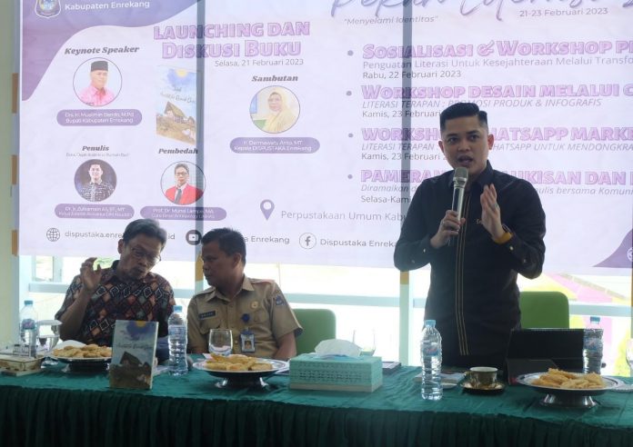 FOTO: Dinas Perpustakaan dan Kearsipan Kabupaten Enrekang menggelar Launching dan Diskusi Buku 'Jejak Arsitektur Rumah Duri'. Acara ini berlangsung di Lantai 2 Perpustakaan Daerah, Selasa 21 Februari 2023.