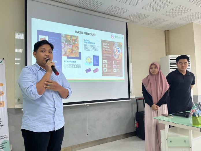 FOTO: Mahasiswa saat mengikuti Seminar Hasil KKN Tematik - Pengabdian Desa Periode Ganjil 2023 di Kampus Kalla Institute yang diselenggarakan oleh Lembaga Penelitian dan Pengabdian Masyarakat Kalla Institute di Kampus Kalla Institute, lantai 5. Selasa, (21/2/2022).