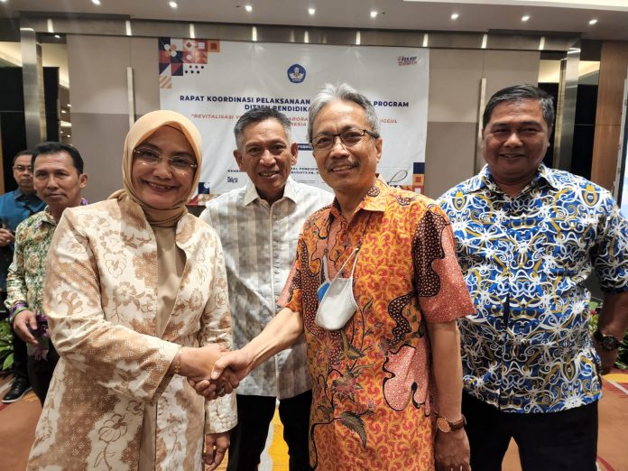 FOTO: Kiri Direktur Jenderal Pendidikan Vokasi, Ibu Dr. Ir. Kiki Yuliati, M.Sc.,Yg ibu dirjen vokasi: Dr. Ir. Kiki Yuliati, M.Sc, Kanan Direktur Politani Pangkep, Dr. Ir. Darmawan, M.P.