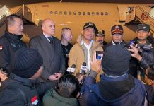 Pesawat Pembawa Bantuan Kemanusiaan Indonesia Tiba di Adana Turki FOTO: Menko PMK Muhadjir Effendy saat memberikan keterangan pers di Bandar Udara Adana Şakirpaşa, Turki, pada Rabu (22/02/2023). (Foto: BPMI Setpres)