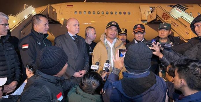 FOTO: Menko PMK Muhadjir Effendy saat memberikan keterangan pers di Bandar Udara Adana Şakirpaşa, Turki, pada Rabu (22/02/2023). (Foto: BPMI Setpres)