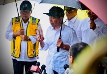 Presiden Targetkan Normalisasi Kali Ciliwung Rampung Akhir 2024 FOTO: Presiden Jokowi saat menemui awak media usai meninjau pengerjaan normalisasi Kali Ciliwung, di Jalan Inspeksi Ciliwung, Jakarta Selatan, Jakarta, Selasa (21/02/2023) pagi. (Foto: Laily Rachev)
