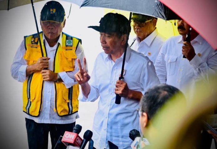 FOTO: Presiden Jokowi saat menemui awak media usai meninjau pengerjaan normalisasi Kali Ciliwung, di Jalan Inspeksi Ciliwung, Jakarta Selatan, Jakarta, Selasa (21/02/2023) pagi. (Foto: Laily Rachev)