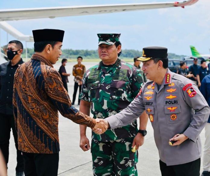 FOTO: Presiden RI bersama Ibu Negara Hj. Irian Joko Widodo disambut Panglima TNI dan Kapolri Jenderal (Pol) Sigit Prabowo di Bandara Internasional Sultan Aji Muhammad Sulaiman Sepinggan, Kota Balikpapan, Provinsi Kalimantan Timur, pada Rabu (22/02/2023), sekira pukul 12.48 WITA.