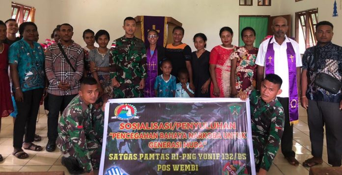 FOTO: Satgas Pamtas RI-PNG Sektor Utara Yonif 132/BS Pos Wembi melaksanakan penyuluhan bahaya penyalahgunaan narkoba bagi generasi muda Di Kp.Piyawi, Distrik Mannem, Kab.Keerom, Provinsi Papua, Rabu (22/02/2023).