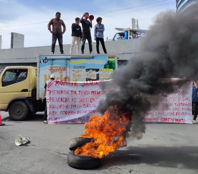 FOTO: Komite Jaringan Aktivis Mahasiswa Sulawesi Selatan (KEJAM Sulsel). Menggelar aksi unjuk rasa (Unras) sebagai bentuk dukungan supremasi hukum di depan gedung kantor Kejati Sulsel, DPRD sulsel Dan Play over pada hari Rabu, 22 Februari 2023.