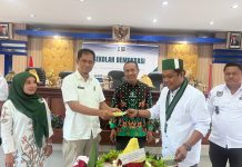 Kesbangpol Hadiri Sekolah Demokrasi HMI Bulukumba FOTO: Kepala Badan Kesatuan Bangsa dan Politik (Kesbagpol) Bulukumba, Ahmad Arfan menghadiri Sekolah Demokrasi yang diselenggarakan Himpunan Mahasiswa Islam (HMI) Cabang Bulukumba, yang berlangsung di Ruang Pola Kantor Bupati, Rabu, 22 Februari 2023.