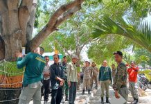 Satpol PP Bulukumba Edukasi Pengunjung Terkait Perda Kawasan Tanpa Rokok di Rumah Sakit FOTO: Petugas Satpol PP sosialisasi Peraturan Daerah (Perda) Nomor 2 Tahun 2015 tentang Kawasan Tanpa Rokok (KTR) di RSUD H.A.Sulthan Dg Radja Bulukumba. Rabu (22/2)