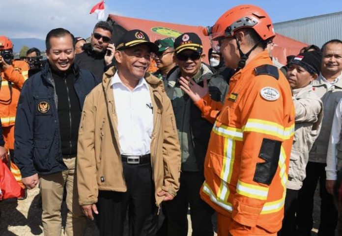 FOTO: Delegasi Pemerintah Republik Indonesia yang dipimpin Menko PMK Muhadjir Effendy mengunjungi pusat operasi tim INASAR di Kota Antakya, Provinsi Hatay, Turki, Rabu (22/02/2023). (Foto: BPMI Setpres/Kris)