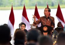 Hari Kedua di Kaltim, Presiden Hadiri Rakernas APPSI hingga Tinjau Sejumlah Proyek Pembangunan IKN FOTO: Presiden Jokowi saat menyerahkan SK Perhutanan Sosial, SK Hutan Adat, dan SK TORA di Wisata Hutan Bambu, Kota Balikpapan, Provinsi Kalimantan Timur, pada Rabu (22/02/2023). (Foto: Humas Setkab/Agung)