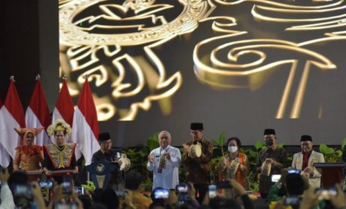 FOTO: Presiden Jokowi saat membuka Muktamar XVIII Pemuda Muhammadiyah Tahun 2023, Rabu (22/02/2023), di Balikpapan Sport and Convention Center, Kota Balikpapan, Kalimantan Timur. (Foto: Humas Setkab/Teguh)