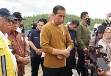Presiden Jokowi Tinjau Pembangunan 36 Rumah Tapak Menteri di Kawasan IKN FOTO: Presiden Jokowi Temui awak media usai meninjau Proyek Rumah Tapak Menteri di Kawasan IKN, Kabupaten Penajam Paser Utara, Provinsi Kalimantan Timur, 23 Februari 2023