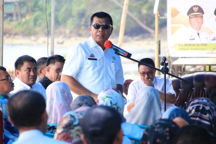 FOTO: Bupati Bulukumba Andi Muchtar Ali Yusuf saat memberi sambutan di Musrembang tingkat Kecamatan Herlang. Kamis (23/2)