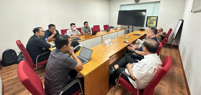 FOTO: Sugeng Teguh Santoso dampingi Helmut saat pemeriksaan oleh Polda Sulsel, entah dalam kapasitas apa dia hadir, sebagai pengacara ataukah sebagai ketua IPW.