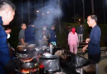 Presiden bersama Para Menteri Makan Nasi Goreng hingga Mi Godog di Tengah Alam IKN FOTO: Presiden Jokowi berbincang dengan juru masak kepresidenan, Chef Claudio, sebelum makan malam di KIPP IKN, Kabupaten Penajam Paser Utara, pada Kamis (23/02/2023). (Foto: BPMI Setpres/Rusman)