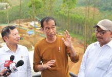 Presiden Jokowi Tunjuk Perry Warjiyo sebagai Calon Gubernur BI FOTO: Presiden Jokowi saat memberikan keterangan pers di Menara Pandang, kawasan IKN, Kabupaten Penajam Paser Utara, Kalimantan Timur, Kamis (23/02/2023) siang. (Foto: Humas Setkab/Agung)