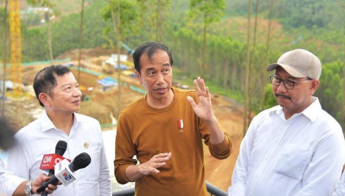 FOTO: Presiden Jokowi saat memberikan keterangan pers di Menara Pandang, kawasan IKN, Kabupaten Penajam Paser Utara, Kalimantan Timur, Kamis (23/02/2023) siang. (Foto: Humas Setkab/Agung)