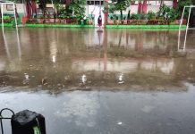 Bila Hujan, Halaman Sekolah Bak Kolam Ikan, Komite: Mohon Perhatian Disdik dan Komisi C DPRD Makassar FOTO: Kondisi halaman SD Negeri 2 Mamajang Kelurahan Mandala, Kecamatan Mamajang, Kota Makassar direkam oleh orangtua siswa saat hujan. (ist)