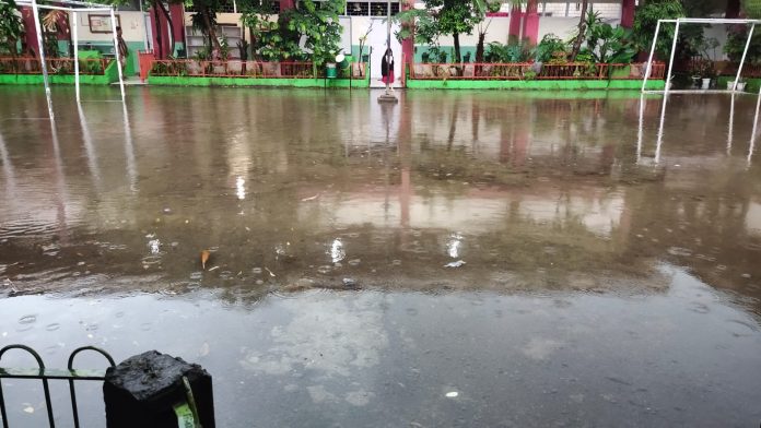 FOTO: Kondisi halaman SD Negeri 2 Mamajang Kelurahan Mandala, Kecamatan Mamajang, Kota Makassar direkam oleh orangtua siswa saat hujan. (ist)